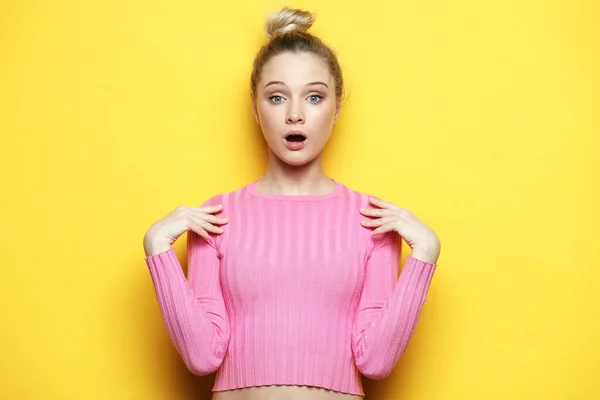 Shot Stupefied Shocked Blonde Woman Wearing Pink Sweater Keeps Mouth — Stock Photo, Image