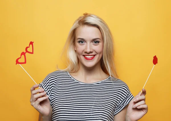 Concepto Fiesta Emoción Gente Atractiva Mujer Rubia Juguetona Sosteniendo Labios — Foto de Stock