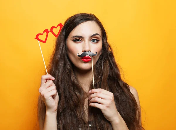情感和人的概念 一个有魅力的爱玩耍的年轻女人 留着胡子和眼镜 戴着手杖 — 图库照片