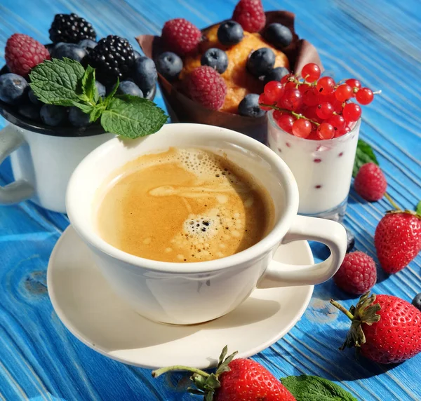 Buenos Días Desayuno Cupcake Con Bayas Una Taza Café Yogur —  Fotos de Stock