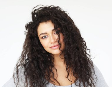 Gençler, duygu ve yaşam tarzı konsepti: beyaz arka planda, rahat tişört giyen, mutlu ve gülümseyen genç Afrikalı kadın