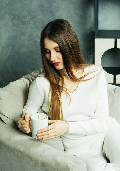 Bonito Bonito Mulher Bonita Segurando Xícara Café Sentado Cadeira Casa — Fotografia de Stock