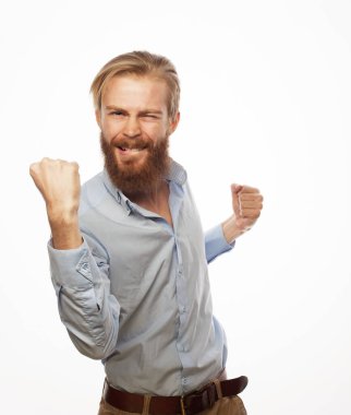 Öyle mi? Mutlu galip. Genç yakışıklı sakallı adam beyaz arka planda el kol hareketi yapıyor ve ağzını açık tutuyor..