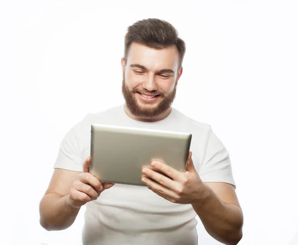 Technologie Menschen Und Lifestylekonzept Junger Bärtiger Mann Mit Weißem Shirt — Stockfoto