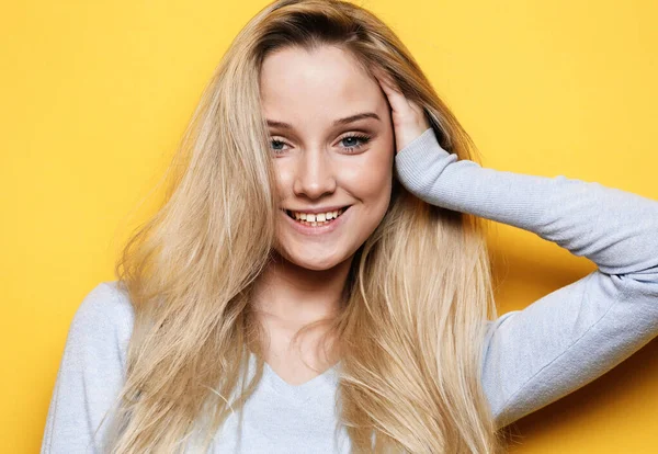 Pretty Young Blond Woman Wearing Casual Cute Smile Poses Alone — Stock Photo, Image