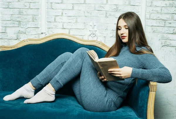 Jonge Blonde Vrouw Ontspannen Thuis Het Lezen Van Een Boek — Stockfoto
