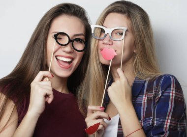 Yaşam tarzı, duygu ve insan konsepti: iki şık seksi hippi kız en iyi arkadaşlar partiye hazır.