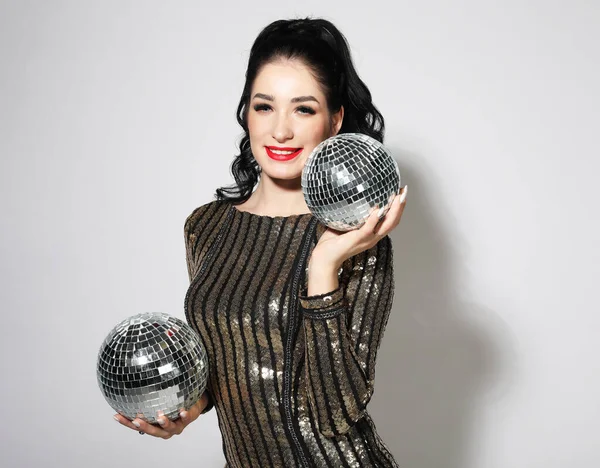 Sexy disco party woman with lond brunette hair. Sequin party dress, disco balls, bright makeup. — Stock Photo, Image