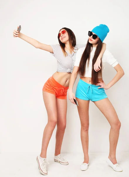 Menschen, Freunde, Teenager und Freundschaftskonzept - glücklich lächelnde hübsche Teenager-Mädchen beim Selfie — Stockfoto