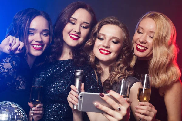 Grupp av festande flickor klinkande flöjter med mousserande vin — Stockfoto