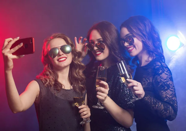 Bulizó lányok csoportja pezsgővel kattogó furulyák — Stock Fotó