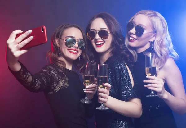 Bulizó lányok csoportja pezsgővel kattogó furulyák — Stock Fotó