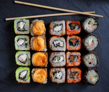 Japon karışımı siyah bir arka planda takılıyor, yakın plan.