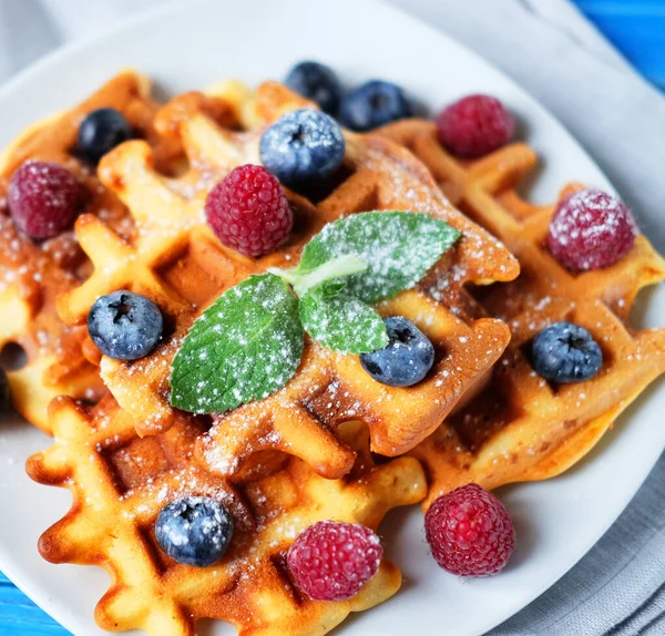 Yapımı Belçika Waffleları Beyaz Tabakta Servis Edilir Ahşap Arka Planda — Stok fotoğraf