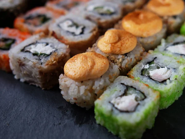 Japán Sushi Kaja Felett Maki Tekercs Tonhallal Lazaccal Garnélával Rákkal — Stock Fotó