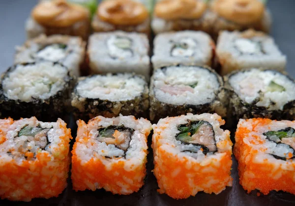 Des Sushis Japonais Maki Rolls Thon Saumon Crevettes Crabe Avocat — Photo