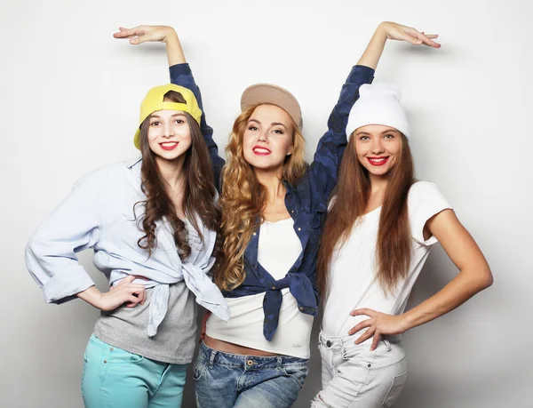 Drie jonge meisje vrienden staan samen en hebben plezier. — Stockfoto
