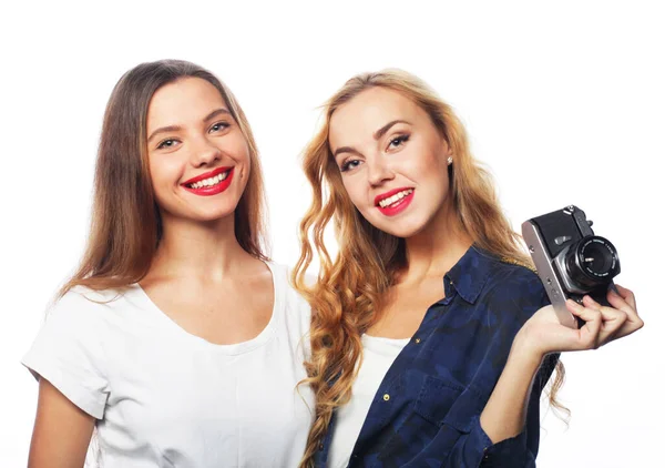 Meninas bonitas amigos segurando uma câmera vintage — Fotografia de Stock