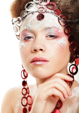 Parti, Yeni Yıl ve Karnaval konsepti, güzel kar kraliçesi. Yaratıcı makyajlı ve beyaz arka planda saç stili olan genç bir kadın. Kapat..