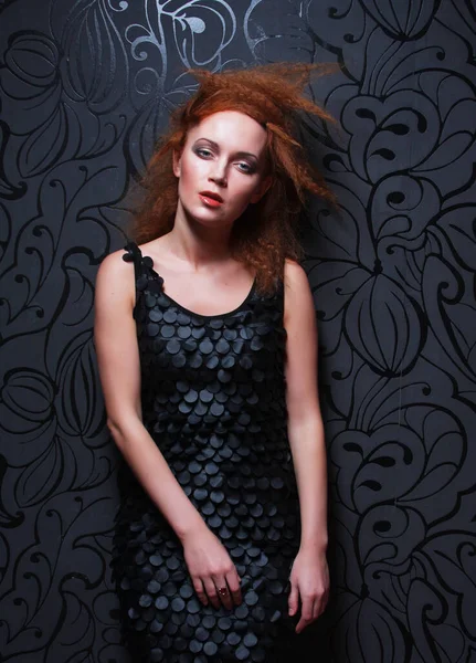 Zarif makyajlı, siyah arka planda kıvırcık kızıl saçlı güzel bir moda kadını portresi.. — Stok fotoğraf