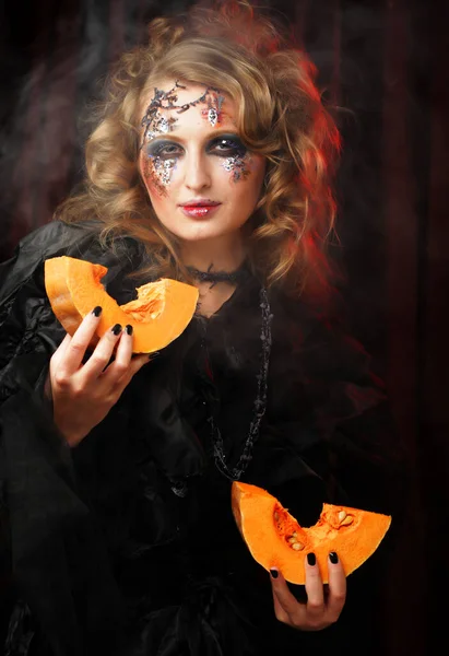 Młoda Piękna Kobieta Stroju Czarownicy Jasnym Makijażem Fryzurą Trzymając Dynię — Zdjęcie stockowe