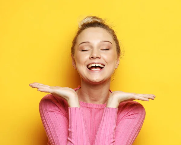 Okouzlující Blondýna Směje Užívá Života Dívka Oblečená Růžovém Svetru Pózující — Stock fotografie