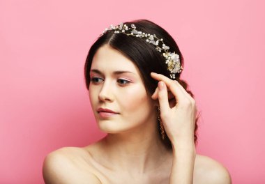 Gelinin portresi pembe arka planda ölüm çizelgesi