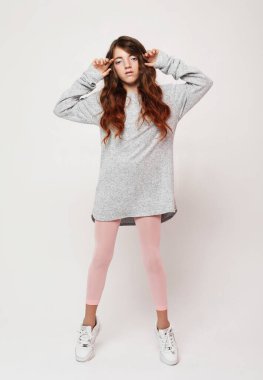 Neşeli, pozitif, sevimli küçük kızın tam boy fotoğrafı.