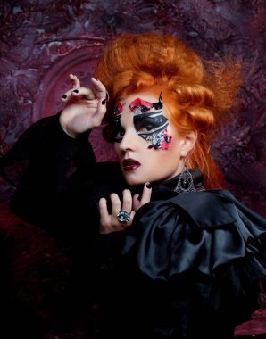 Gotik cadı. Karanlık kadın. Cadılar Bayramı resmi.