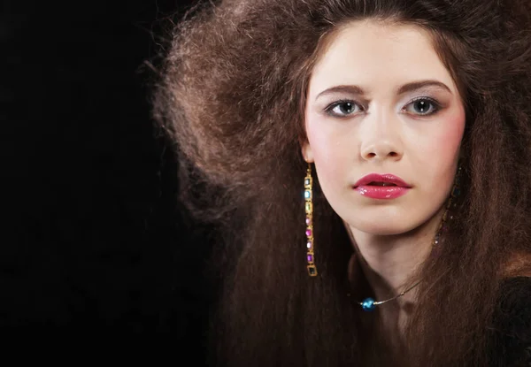 Mulher morena jovem bonita com cabelo encaracolado e maquiagem à noite. — Fotografia de Stock