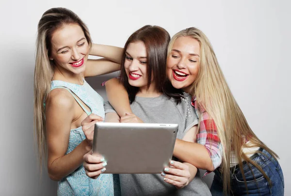 Tre ragazze adolescenti sorridenti con computer tablet pc — Foto Stock