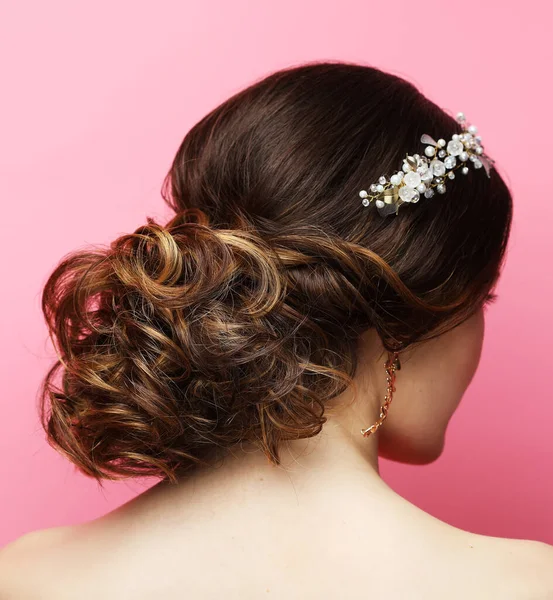 Panna młoda z diademem ślubnym. Młoda modelka z piękną fryzurą na różowym tle. — Zdjęcie stockowe