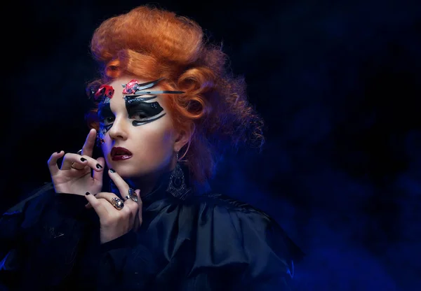 Ritratto di Halloween Vampire Woman. Bella moda glamour sexy vampiro signora con i capelli rossi. — Foto Stock