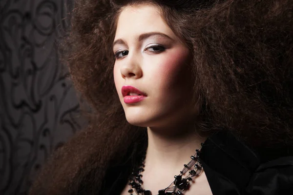 Kıvırcık saçlı ve akşam makyajlı güzel esmer kadın..