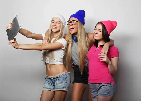 Tre ragazze adolescenti sorridenti con computer tablet pc — Foto Stock