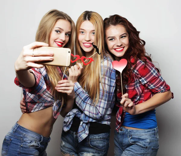 Estilo de vida, felicidade, emocional e conceito de pessoas: meninas engraçadas, pronto para a festa — Fotografia de Stock