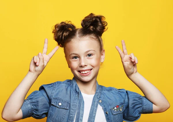 Bella e fiduciosa ragazza mostrando pollici su isolato su sfondo giallo — Foto Stock