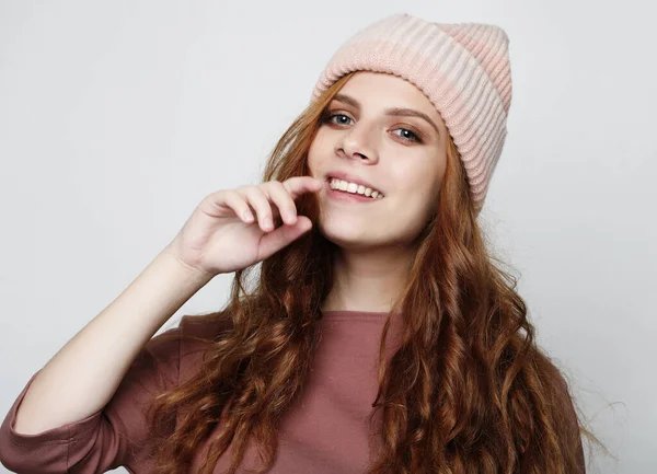Šťastná mladá dáma v růžovém klobouku a košili. — Stock fotografie