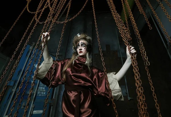 Mujer joven antes de una fiesta o carnaval. Maquillaje creativo brillante y peinado. Interior Steampunk. — Foto de Stock