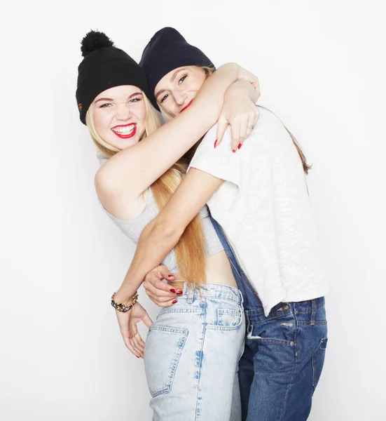 Dois moda rindo pintado menina amigos abraçando e se divertindo — Fotografia de Stock