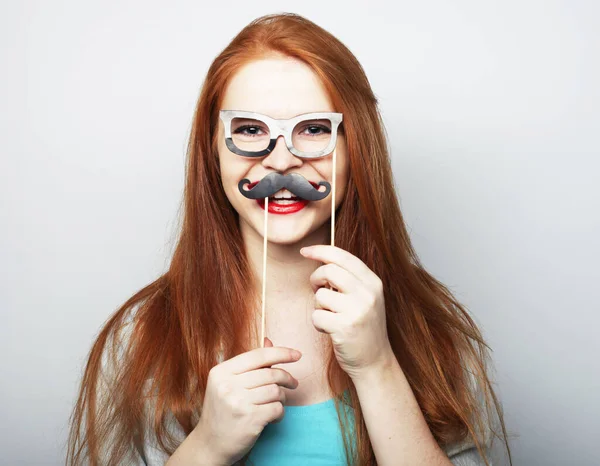 Feest, emotie en mensen concept: Aantrekkelijke jonge vrouw met snor en bril op een stokje. — Stockfoto