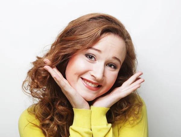 Estilo de vida y concepto de personas: retrato de mujer casual joven. —  Fotos de Stock