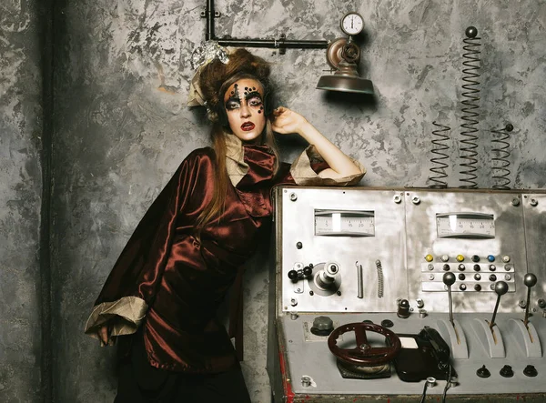 Mujer joven antes de una fiesta o carnaval. Maquillaje creativo brillante y peinado. Interior Steampunk. — Foto de Stock