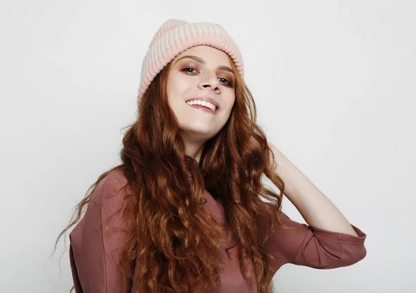 Glückliche junge Frau mit rosa Hut und Hemd. — Stockfoto