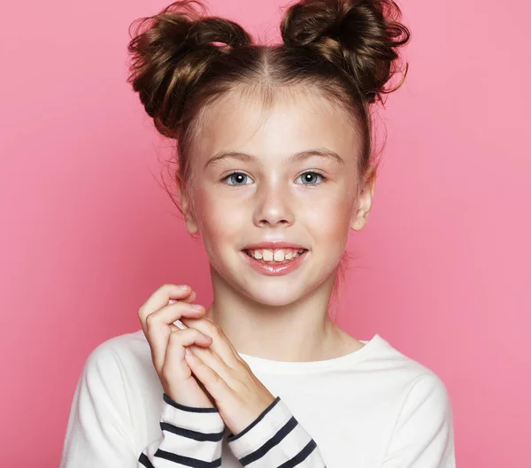 Портрет веселої усміхненої маленької дівчинки — стокове фото