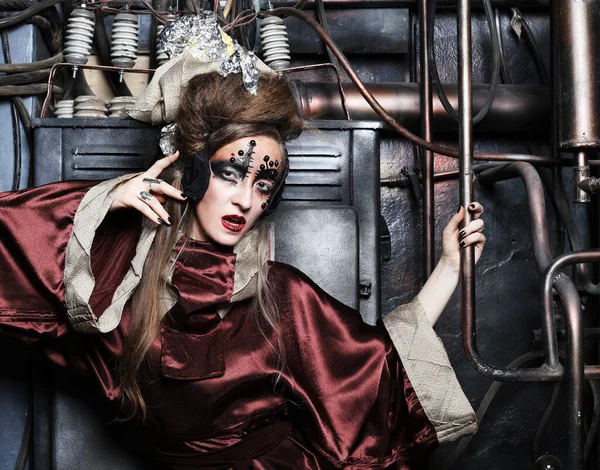 Νεαρή γυναίκα πριν από πάρτι ή καρναβάλι. Φωτεινό δημιουργικό μακιγιάζ και χτένισμα. Εσωτερικό steampunk. — Φωτογραφία Αρχείου