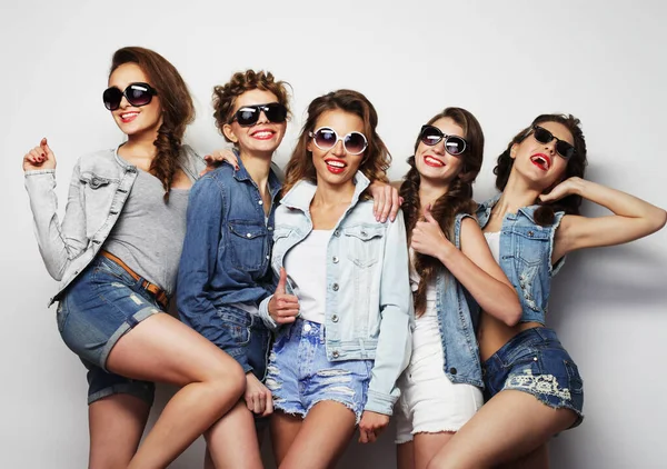 Five adorable girls, hipster style, happiness and smiles, the concept of friendship and positive emotions. — Stock Photo, Image