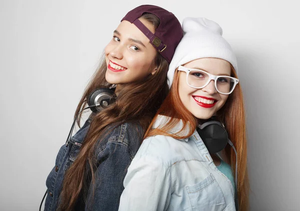 Estilo de vida, emoción y concepto de la gente: Dos amigas jóvenes de pie juntas y divirtiéndose. — Foto de Stock