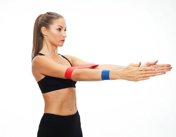 Mujer deportiva realiza ejercicios para los músculos de las manos. — Foto de Stock