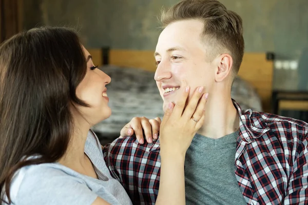 Amantes felices abrazándose y besándose en el dormitorio —  Fotos de Stock